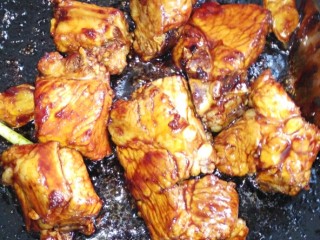 9、#芦笋排骨#(创建于30/4~2017),倒入排骨,翻炒上色。