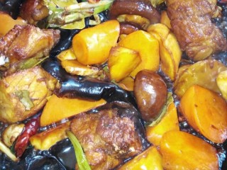 11、#芦笋排骨#(创建于30/4~2017),倒入辅材:黑木耳、胡萝卜、香菇、杏鲍杏等,加入蚝油,继续翻炒片刻。