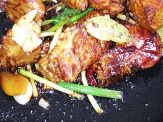 10、#芦笋排骨#(创建于30/4~2017),倒入全部调料(葱姜蒜、八角、桂皮、花椒、辣椒、香叶等),。继续翻炒香