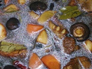 12、#芦笋排骨#(创建于30/4~2017),加入热水,调味:加鲜酱、生抽、老抽、料酒、冰糖等。