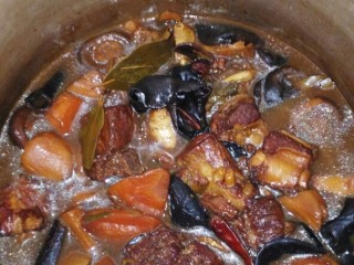 13、#芦笋排骨#(创建于30/4~2017),倒入高压锅内,加盖,压制25分钟,成熟即可。