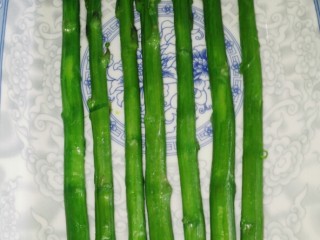 14、#芦笋排骨#(创建于30/4~2017),芦笋经焯水后,捞出一摆盘。