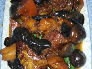 15、#芦笋排骨#(创建于30/4~2017),成熟后,关火,放汽,开盖,放少许盐、香油,然后装盘,即成,OK。