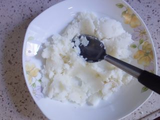 4、给孩子一个仪式感的中秋节 婴幼儿都能吃的,将山药和紫薯撵成泥备用，要是孩子小可以再过一次筛就更细腻