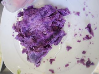 6、给孩子一个仪式感的中秋节 婴幼儿都能吃的,120g紫薯泥+8g左右核桃油混合均匀