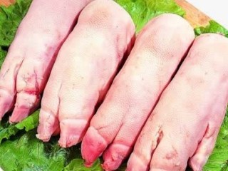 1、海带猪蹄汤,准备食材:新鲜猪蹄、海带!