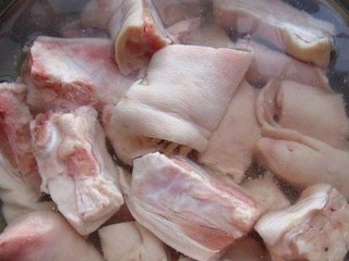 2、海带猪蹄汤,猪蹄砍成块放入清水盆中清洗干净!