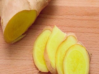 5、海带猪蹄汤,生姜切片备用