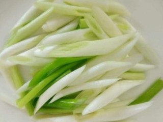 6、海带猪蹄汤,大葱切段备用,如图所示!