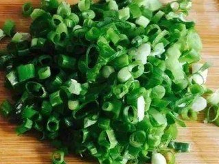 7、海带猪蹄汤,小葱切成葱花!