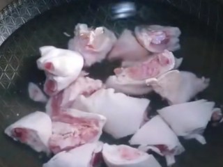 8、海带猪蹄汤,起锅烧水,冷水倒入准备好的猪蹄!