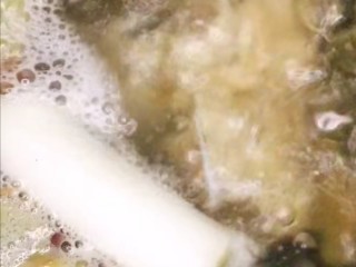 9、海带猪蹄汤,烧开之后放入适量姜片,大葱段,适量料酒,主要是去掉腥味和血水!煮两三分钟即可捞出冲洗干净控水备用!