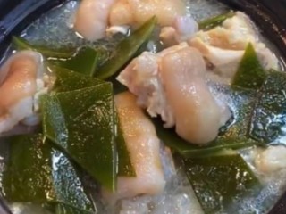 13、海带猪蹄汤,将炖好的猪蹄装入碗中撒上准备好的葱花即可享受美味了!
