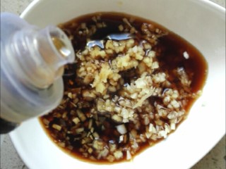 2、盐水皮皮虾,最后加入香油