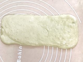 11、一次性发酵健康营养的白吐司,翻过来，擀均匀，挤掉边上的气泡，自上而下卷起来