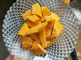 2、南瓜糯米夹心饼,南瓜削皮切成小块。上锅蒸熟