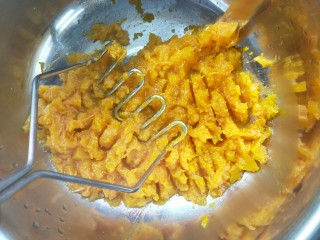 3、南瓜糯米夹心饼,蒸熟后压成泥