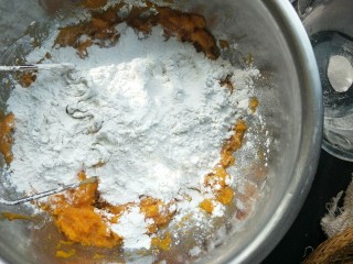 4、南瓜糯米夹心饼,加入白糖,糯米粉,木薯粉。(木薯粉没有可以全用糯米粉)加多少克根据面团软硬决定,和起来觉得干就加一点水,如果粘就再加点糯米粉。