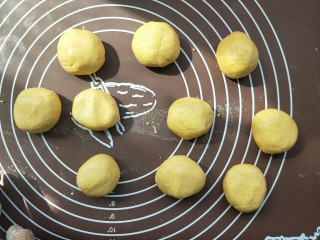 6、南瓜糯米夹心饼,分成十份