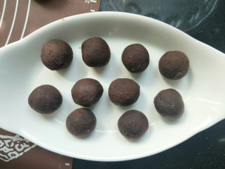 7、南瓜糯米夹心饼,豆沙馅也分成十份,团成球。