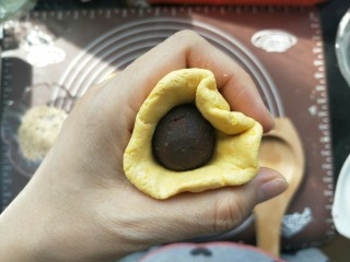 9、南瓜糯米夹心饼,用虎口收拢捏紧