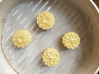 13、南瓜糯米夹心饼,压好以后放在笼屉里,上锅蒸十二分钟左右。