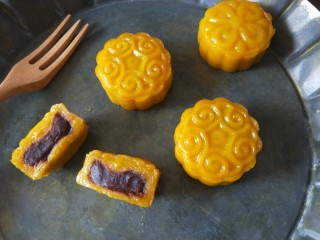 14、南瓜糯米夹心饼,蒸好的南瓜月饼。很软糯好吃。凉了也不硬,只是糯米不容易消化,不宜凉吃,趁热吃或者凉了再加热一下。