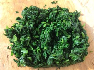 2、猪肝时蔬粥,芹菜叶洗净在开水中焯水后立即放入冷水中过凉沥干水份芹菜叶切碎备用