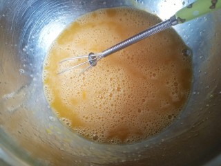 5、网红便当盒子蛋糕,搅拌到细砂糖都融化就可以了。这时候烤箱预热160度