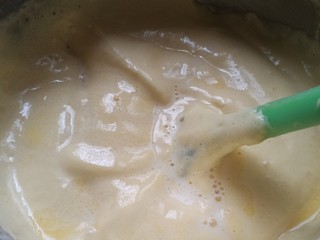 8、网红便当盒子蛋糕,倒入第一步的黄油牛奶混合液，继续翻拌到无干粉。