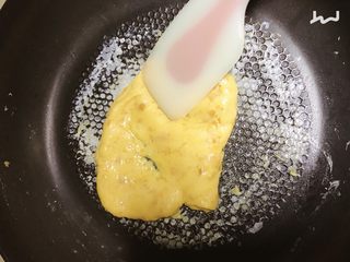 2、咸蛋黄芝士夹心蛋糕,倒入碾碎的咸蛋黄翻炒均匀，稍凉后装入裱花袋。冬日要注意保持一些温度，不然咸蛋黄芝士酱会变硬