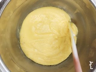 6、咸蛋黄芝士夹心蛋糕,切拌均匀