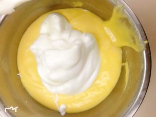 9、咸蛋黄芝士夹心蛋糕,再加入剩余的蛋白糊继续拌匀，烤箱开始140度预热