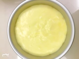 11、咸蛋黄芝士夹心蛋糕,再盖上剩余的少量面糊。因为烤制过程中芝士酱会有下沉所以第一次倒入的面糊可以多一些，芝士酱上门只要有能薄薄盖一层的面糊就可以了