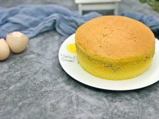 14、咸蛋黄芝士夹心蛋糕,倒扣一会儿，放凉后小心脱模