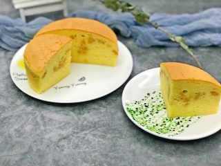 15、咸蛋黄芝士夹心蛋糕,切开可见咸蛋黄芝士夹心