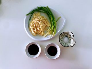 1、葱油拌面,准备好所有食材，家中有现成的新鲜面条，所以用宽点的了，家庭版就是有什么用什么，在大前提不变的情况下，尽量派上用场。
