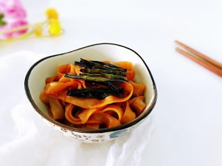 9、葱油拌面,葱油拌面是油脂有点多，自己在家制作的好处是油量可以稍微控制下，再搭配一些其它美食，比如拌个凉菜等，美味又营养了。