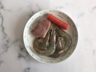 1、鲜虾胡萝卜肉肠,准备好食材