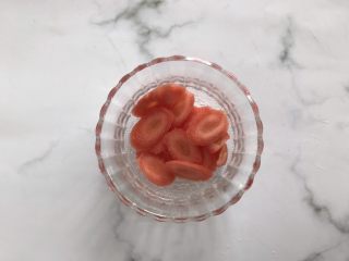 2、鲜虾胡萝卜肉肠,把胡萝卜切成薄片