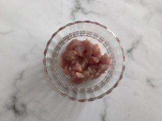 3、鲜虾胡萝卜肉肠,把猪里脊肉切成小块儿