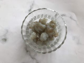 4、鲜虾胡萝卜肉肠,将鲜虾剥去外壳去掉虾线，切成小块儿