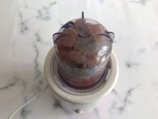 5、鲜虾胡萝卜肉肠,将鲜虾，猪里脊肉和胡萝卜全部放入料理机中打成泥