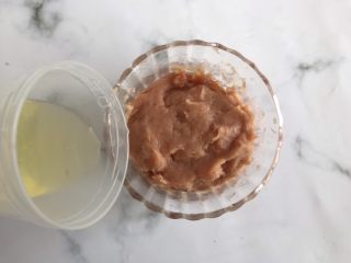 6、鲜虾胡萝卜肉肠,打好的肉泥中加入一个鸡蛋清，搅拌均匀