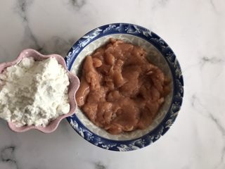 7、鲜虾胡萝卜肉肠,再加入淀粉，搅拌均匀