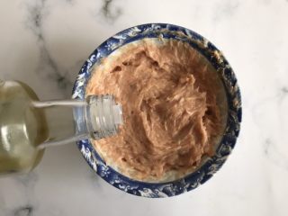 8、鲜虾胡萝卜肉肠,最后加入适量的核桃油搅拌均匀