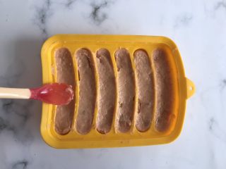 11、鲜虾胡萝卜肉肠,拿勺子压均匀，没有模具的可以用锡纸
