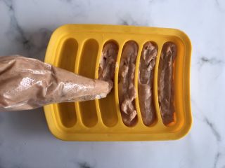 10、鲜虾胡萝卜肉肠,模具底部刷一层油，挤入肉泥