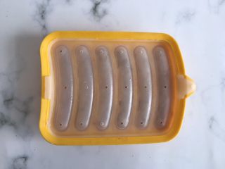 12、鲜虾胡萝卜肉肠,盖上盖子冷水上锅蒸20分钟，关火焖2分钟即可