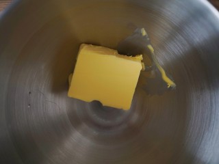 1、年货必备甜品|香酥曲奇,黄油放置室温软化(用刮刀可以轻易拨开),放入厨师机中。